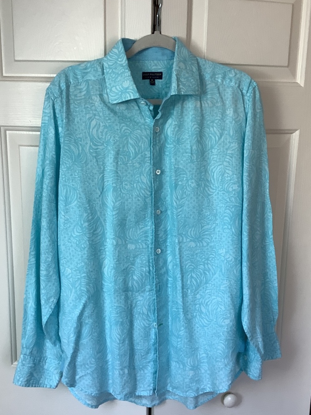 Lilly Pulitzer Men’s Light Blue Tiger Print . 100% linen. Resort Shirt